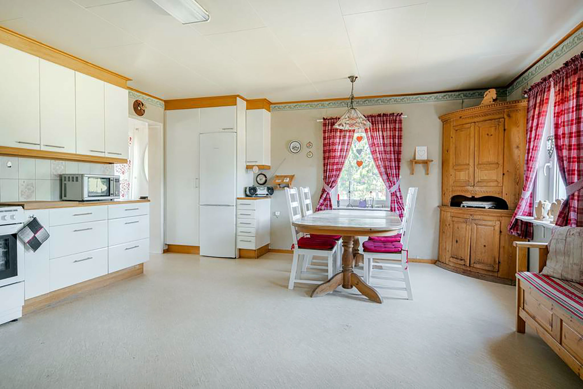 Kitchen dining area